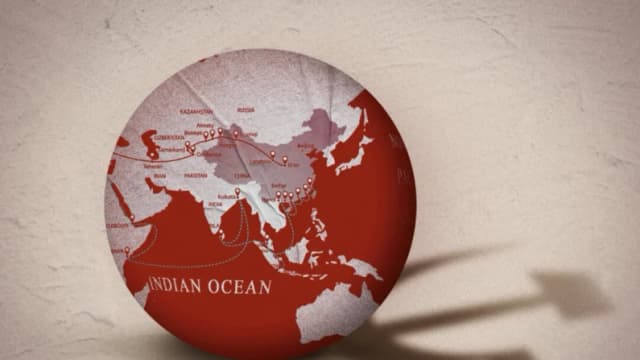 China desafió las convenciones internacionales, construyó y militarizó islas. (Ilustración de The Epoch Times, Shutterstock)