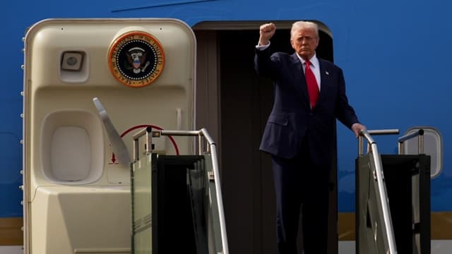 El presidente de Estados Unidos, Donald Trump, gesticula mientras sube al Air Force One tras una reunión bilateral con el presidente chino, Xi Jinping, el 30 de octubre de 2025 en Gyeongju, Corea del Sur. (Andrew Harnik/Getty Images)