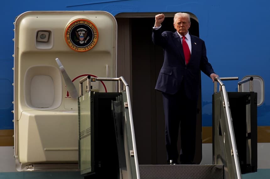 El presidente de Estados Unidos, Donald Trump, gesticula mientras sube al Air Force One tras una reunión bilateral con el presidente chino, Xi Jinping, el 30 de octubre de 2025 en Gyeongju, Corea del Sur. (Andrew Harnik/Getty Images)