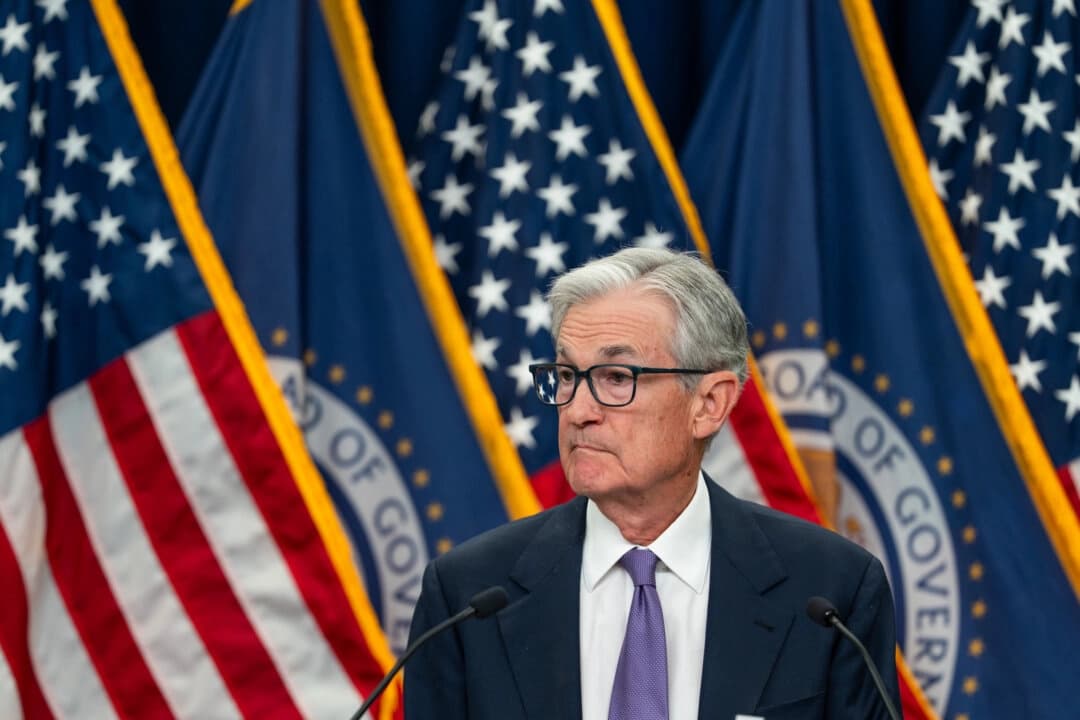 El presidente de la Reserva Federal, Jerome Powell, habla en una rueda de prensa tras la reunión del Comité Federal de Mercado Abierto (FOMC) en Washington el 29 de octubre de 2025. (Madalina Kilroy/The Epoch Times).