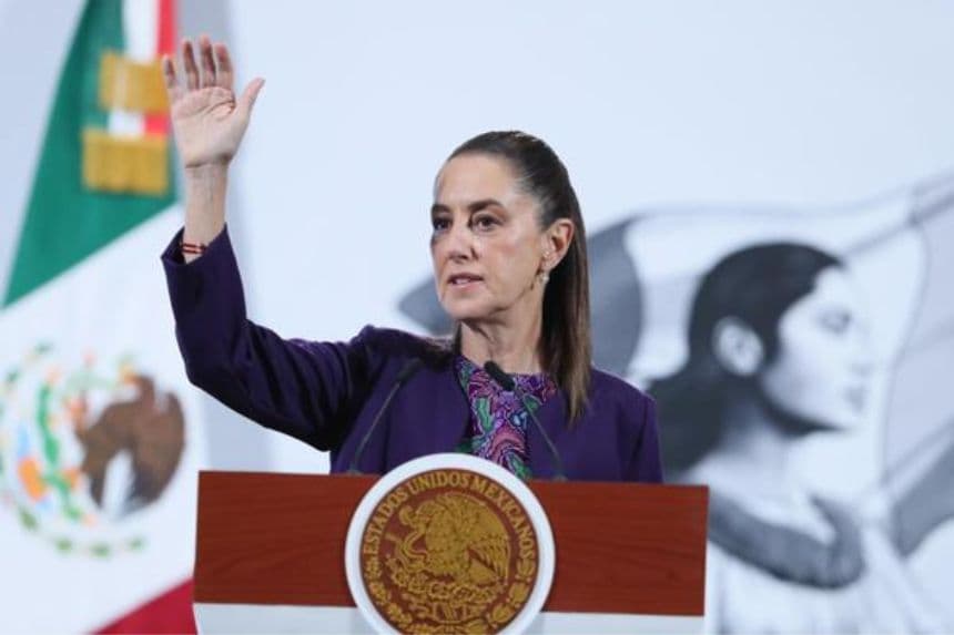 La presidenta de México, Claudia Sheinbaum, habla durante una rueda de prensa este jueves, en Palacio Nacional de la Ciudad de México. (EFE/ Mario Guzmán)