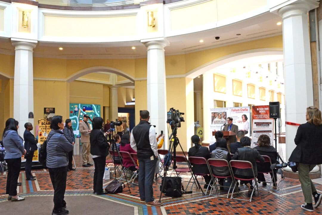 Alex Luchansky, organizador del Día de Concienciación sobre Falun Dafa, habla en una rueda de prensa en el Capitolio del Estado de Pensilvania en Harrisburg, el 29 de octubre de 2025. (Frank Liang/The Epoch Times)
