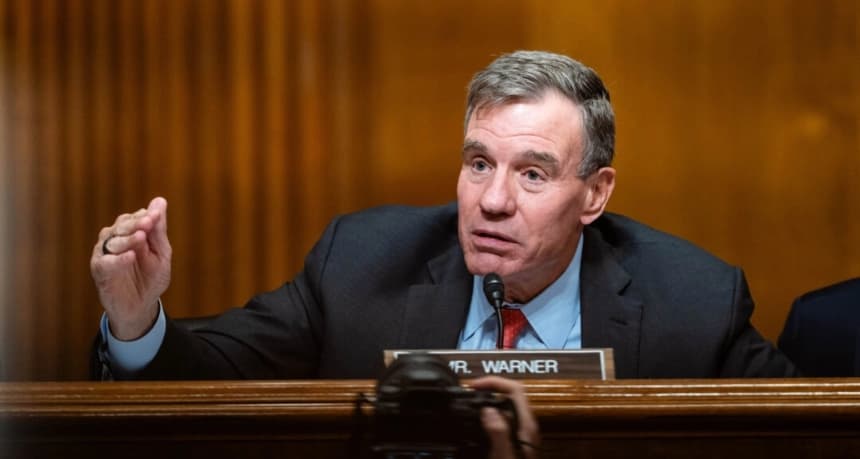 El senador Mark Warner (D-Va.) interviene durante una audiencia con el secretario de Salud, Robert F. Kennedy Jr., en Washington, el 4 de septiembre de 2025. (Madalina Kilroy/The Epoch Times)