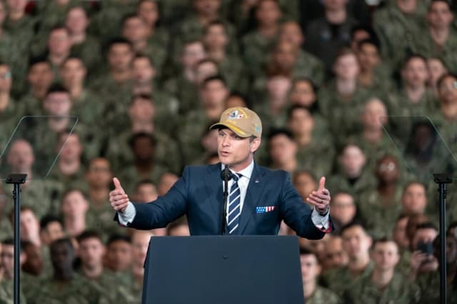 El secretario de Guerra de Estados Unidos, Pete Hegseth, pronuncia un discurso previo a la llegada del presidente Donald Trump a bordo del USS George Washington, en Yokosuka, Japón, el 28 de octubre de 2025. (Tomohiro Ohsumi/Getty Images)