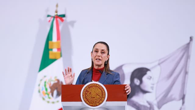 La presidenta de México, Claudia Sheinbaum, habla durante la rueda de prensa matutina diaria en el Palacio Nacional el 6 de agosto de 2025 en la Ciudad de México, México. (Foto de Manuel Velásquez/Getty Images)