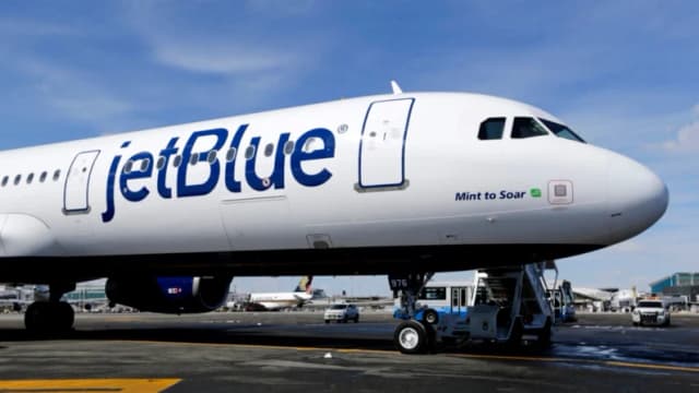 Hospitalizan a pasajeros de JetBlue tras aterrizaje de emergencia en Florida