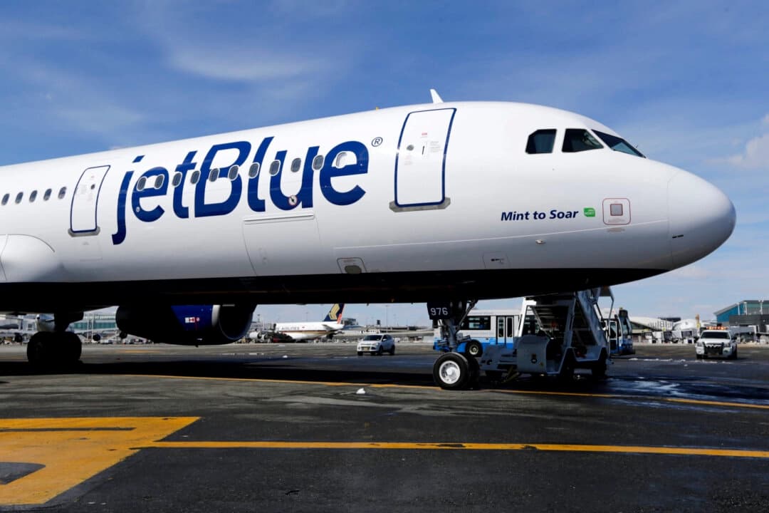 Hospitalizan a pasajeros de JetBlue tras aterrizaje de emergencia en Florida
