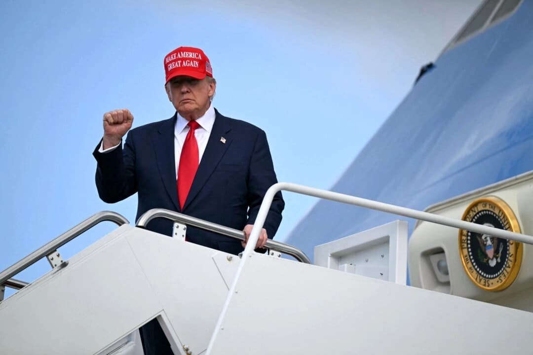 El presidente Donald Trump saluda a la prensa al descender del Air Force One tras su llegada a la Base Conjunta Andrews en Maryland el 30 de octubre de 2025. (Andrew Caballero-Reynolds/AFP)