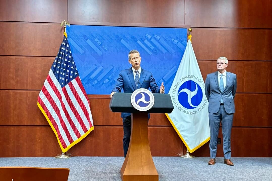 El secretario de Transporte de Estados Unidos, Sean Duffy, habla en una conferencia de prensa en la sede del Departamento de Transporte en Washington el 30 de octubre de 2025. (Arjun Singh/The Epoch Times).