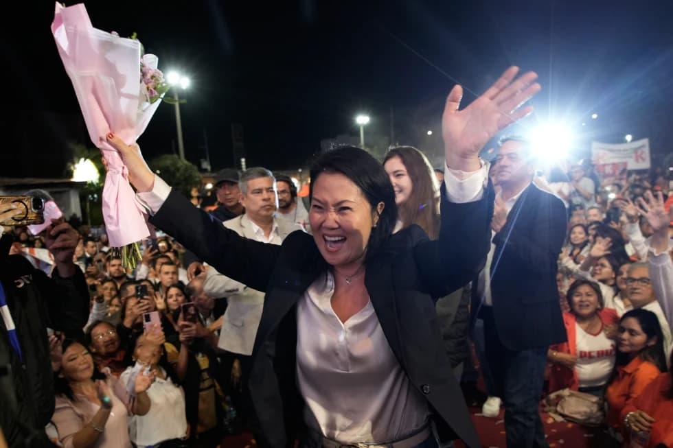 Keiko Fujimori, hija del fallecido presidente Alberto Fujimori, saluda a sus seguidores tras anunciar su candidatura a la presidencia para las elecciones de 2026, en Trujillo, Perú, el jueves 30 de octubre de 2025. (Foto AP/César Palomino)