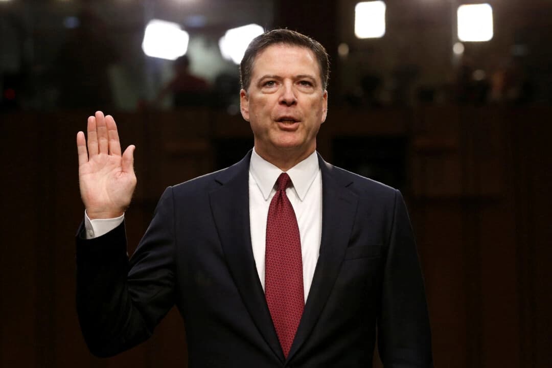 El exjefe del FBI James Comey pide desestimar la acusación en su contra