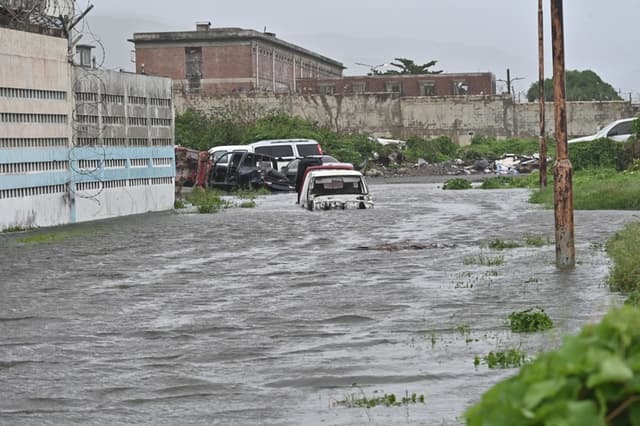 Fotografía de una calle inundada debido al paso del huracán Melissa, en Kingston, Jamaica. (EFE/Rudolph Brown)