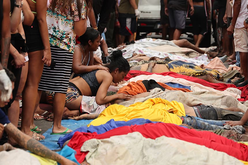 La gente llora por los cadáveres encontrados en el bosque del barrio de Penha un día después de que se llevara a cabo una operación policial masiva contra las pandillas en las favelas Complexo da Penha y Alemao el 29 de octubre de 2025 en Río de Janeiro, Brasil. (Wagner Meier/Getty Images)
