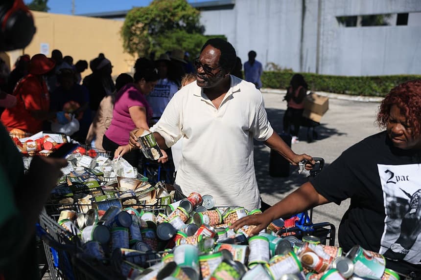 Charles Pierre recibe alimentos del banco de alimentos Curley's House Food Bank días antes de que expiren los beneficios del Programa de Asistencia Nutricional Suplementaria (SNAP) debido al cierre del gobierno federal el 30 de octubre de 2025 en Miami, Florida.(Joe Raedle/Getty Images)