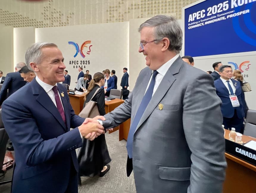 El secretario de Economía mexicano, Marcelo Ebrard (Dcha.), saluda al primer ministro de Canadá, Mark Carney, en el marco de la apertura de la cumbre de líderes del Foro de Cooperación Económica Asia-Pacífico (APEC), que se celebra en la localidad surcoreana de Gyeongju. (EFE/Delegación mexicana en el Foro de la APEC)