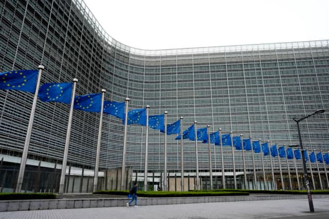 Polonia, Hungría y Eslovaquia mantienen prohibición de importaciones ucranianas desafiando a la UE