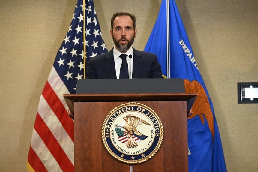 El fiscal especial Jack Smith habla con los medios de comunicación en el edificio del Departamento de Justicia de Estados Unidos en Washington D. C., el 1 de agosto de 2023. (SAUL LOEB/AFP vía Getty Images)