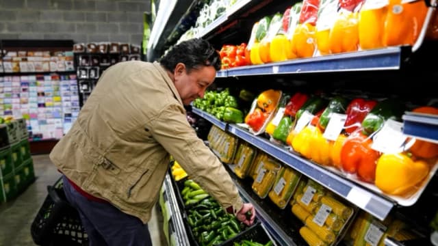 Una persona compra productos agrícolas, cubiertos por el Programa de Asistencia Nutricional Suplementaria (SNAP) del Departamento de Agricultura de Estados Unidos (USDA), en una tienda de comestibles en Baltimore, Maryland, el 30 de octubre de 2025. (Stephanie Scarbrough/AP Photo).