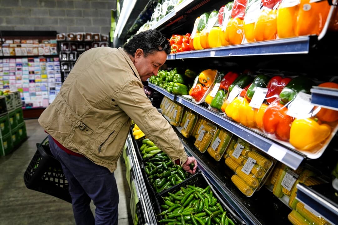 Una persona compra productos agrícolas, cubiertos por el Programa de Asistencia Nutricional Suplementaria (SNAP) del Departamento de Agricultura de Estados Unidos (USDA), en una tienda de comestibles en Baltimore, Maryland, el 30 de octubre de 2025. (Stephanie Scarbrough/AP Photo).