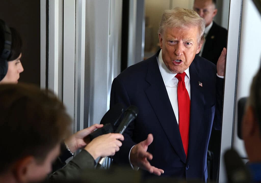 El presidente Donald Trump habla con los medios de comunicación a bordo del Air Force One en la Base Conjunta Andrews, Maryland, el 31 de octubre de 2025. (Samuel Corum/Getty Images)