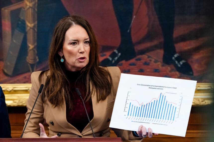 La secretaria de Agricultura, Brooke Rollins, habla en una rueda de prensa durante el trigésimo primer día del cierre del Gobierno en Washington, el 31 de octubre de 2025. (Madalina Kilroy/The Epoch Times).
