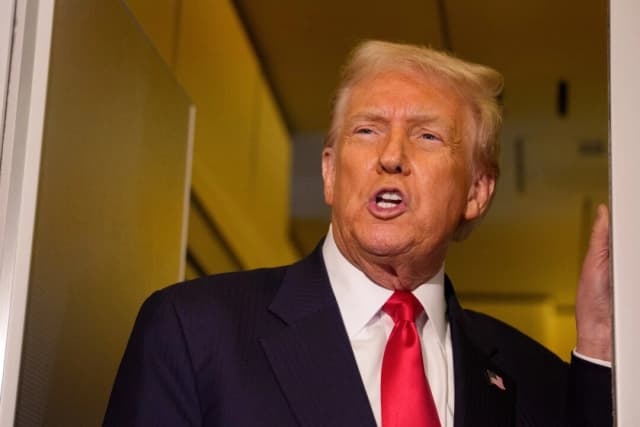 El presidente Donald Trump habla con los medios de comunicación en el Air Force One el 30 de octubre de 2025. (Andrew Harnik/Getty Images)