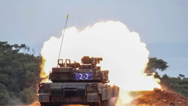 El ejército taiwanés realizó una sesión de tiro real con el primer lote de tanques M1A2T Abrams de fabricación estadounidense, una prueba independiente del ejercicio militar anual Han Kuang, en Hsinchu, Taiwán, el 10 de julio de 2025. (I-Hwa Cheng/AFP vía Getty Images)