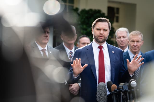 El vicepresidente JD Vance habla en una rueda de prensa durante el trigésimo día del cierre del Gobierno en la Casa Blanca, el 30 de octubre de 2025. (Madalina Kilroy/The Epoch Times).
