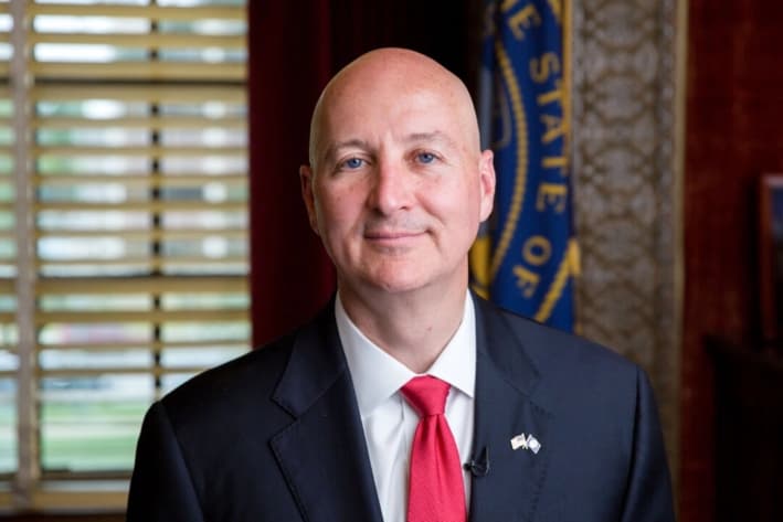 El entonces gobernador de Nebraska, Pete Ricketts, en su oficina del Capitolio estatal de Nebraska, en Lincoln, el 24 de junio de 2021. (Petr Svab/The Epoch Times)