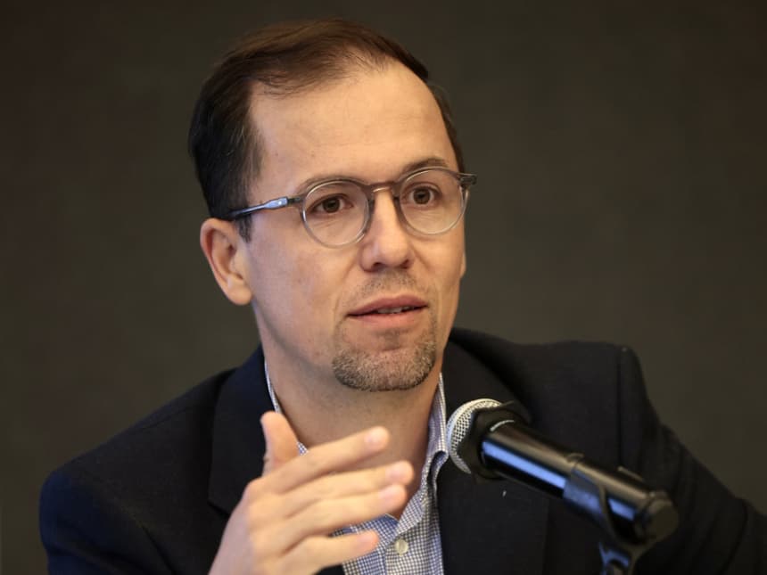 El director general de la Asociación Mexicana de Empresas Hidrocarburos (Amexhi), Merlin Cochran, habla durante una rueda de prensa en Ciudad de México. (EFE/ José Méndez)