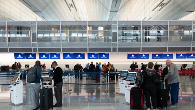 Escasez de controladores aéreos afecta a casi la mitad de los principales aeropuertos de EE. UU.