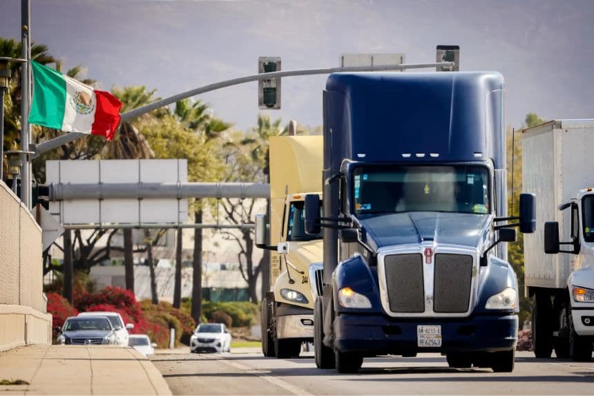 Los camiones procedentes de México entran en Estados Unidos por una estación de inspección tras cruzar la frontera en Otay Mesa, California, el 1 de abril de 2025. Estados Unidos registró un déficit comercial de 5100 millones de dólares con México en 2024. (Sandy Huffaker/AFP a través de Getty Images)