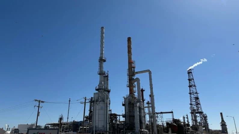 Explosión en refinería de Nuevo México cubre Artesia con denso humo