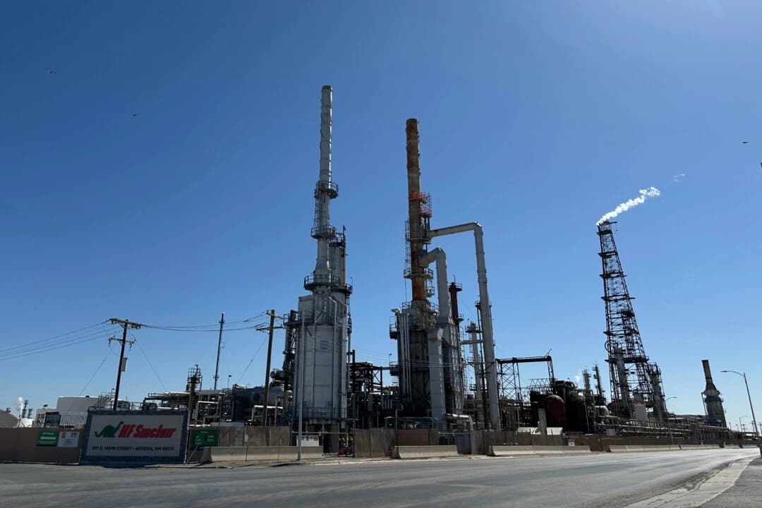 Explosión en refinería de Nuevo México cubre Artesia con denso humo