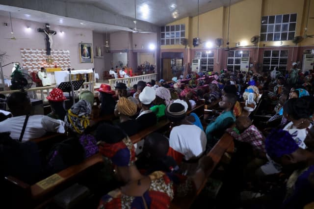 Cristianos se reúnen para el servicio de fin de año en la iglesia católica Most Pure Heart of Mary en Ijebu Imushin, Nigeria, el 31 de diciembre de 2023. Samuel Alabi/AFP vía Getty Images
