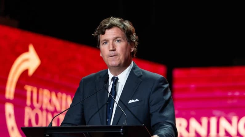 Conservadores divididos en defensa de la Fundación Heritage de Tucker Carlson