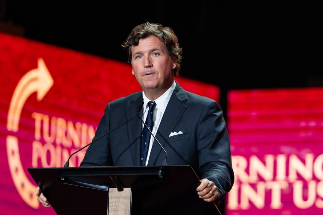El comentarista político Tucker Carlson habla en el evento "Construyendo un legado: en memoria de Charlie Kirk" en el Estadio Farm de Glendale, Arizona, el 21 de septiembre de 2025. (Madalina Kilroy/The Epoch Times)
