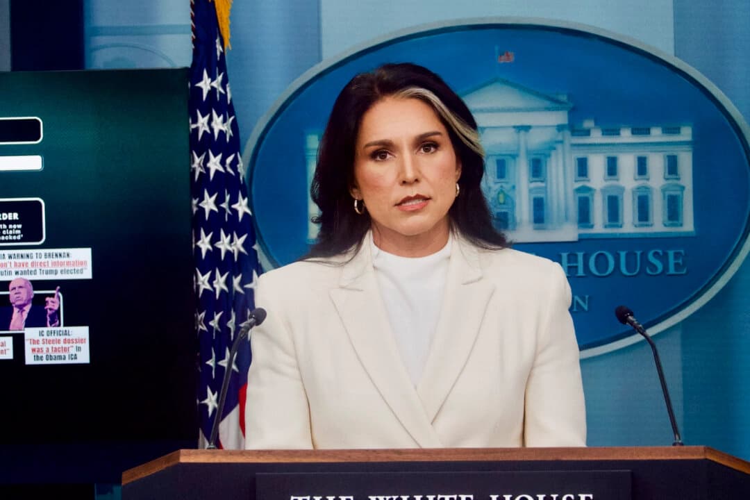 La directora de Inteligencia Nacional, Tulsi Gabbard, habla con los periodistas durante una rueda de prensa en la Casa Blanca, en Washington, el 23 de julio de 2025. (Travis Gillmore/The Epoch Times)