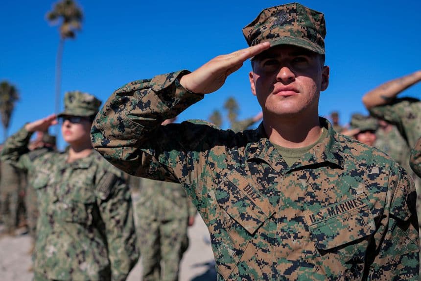Marines y marineros estadounidenses saludan durante el himno nacional en la celebración del 250 aniversario del Cuerpo de Marines de los Estados Unidos en la base del Cuerpo de Marines Camp Pendleton el 18 de octubre de 2025 en Oceanside, California. (Mario Tama/Getty Images)