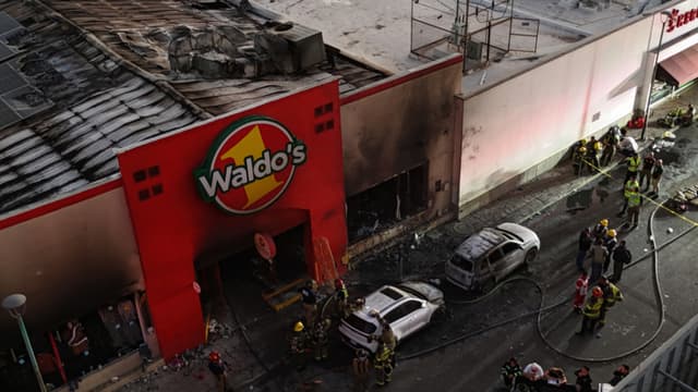 Fotografía aérea de bomberos controlando un incendio en una tienda comercial este sábado, en la ciudad de Hermosillo en Sonora, México. (EFE/Daniel Sánchez)