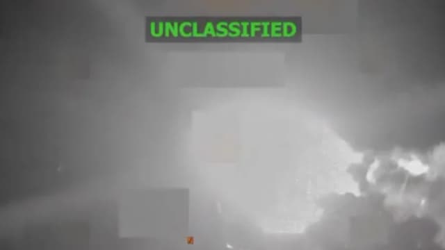 Ataque militar estadounidense contra un barco cargado de drogas en el Caribe el 2 de noviembre de 2025. (Captura de pantalla vía The Epoch Times/X/Departamento de Guerra)