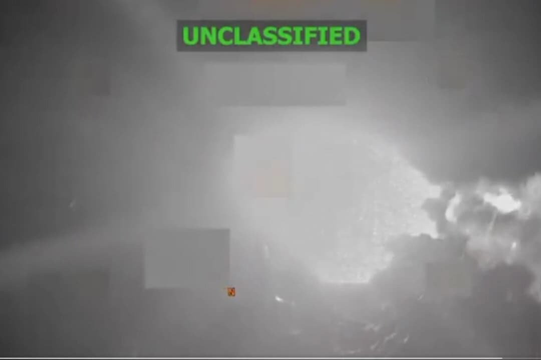 Ataque militar estadounidense contra un barco cargado de drogas en el Caribe el 2 de noviembre de 2025. (Captura de pantalla vía The Epoch Times/X/Departamento de Guerra)