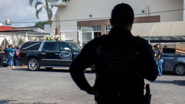 Imagen ilustrativa de un carruaje fúnebre que se dirige al cementerio de Uruapan, en el estado de Michoacán, el 30 de octubre de 2024. (ENRIQUE CASTRO/AFP vía Getty Images)