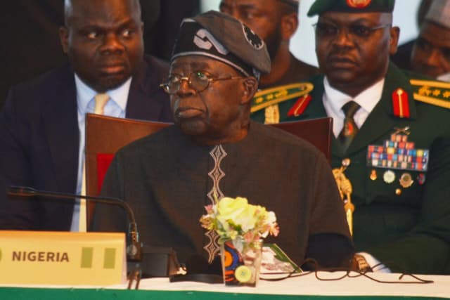 El presidente nigeriano Bola Ahmed Tinubu asiste a una reunión de la CEDEAO en Abuja, Nigeria, el domingo 22 de junio de 2025. (Foto AP/Olamikan Gbemiga, archivo)