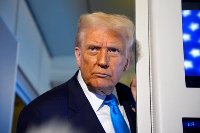 El presidente Donald Trump habla con periodistas a bordo del Air Force One en ruta a Corea del Sur, en Japón, el 29 de octubre de 2025. (Andrew Harnik/Getty Images)