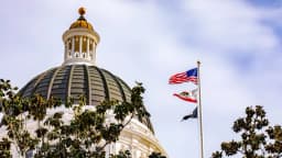 Ley de California aborda la violencia política y lleva el nombre de Melissa Hortman y Charlie Kirk