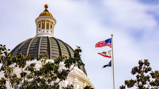 California impulsa medida para excluir de futuros cargos a quienes apoyaron la Propuesta 50