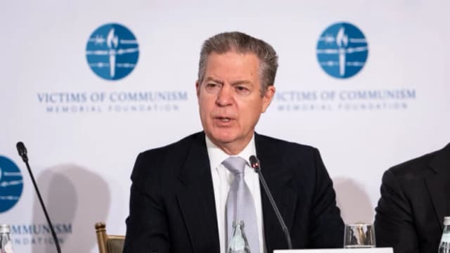El embajador Sam Brownback, exembajador itinerante de Estados Unidos para la Libertad Religiosa Internacional, interviene durante el Foro de China en Washington el 28 de octubre de 2025. (Madalina Kilroy/The Epoch Times)