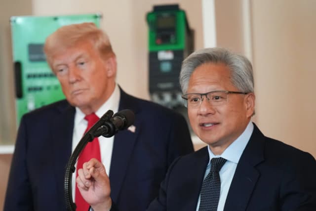 El presidente Donald Trump (izquierda) escucha al director ejecutivo de Nvidia, Jensen Huang, durante un evento sobre "Invertir en Estados Unidos" celebrado en Washington el 30 de abril de 2025 en el Cross Hall de la Casa Blanca. (Andrew Harnik/Getty Images)