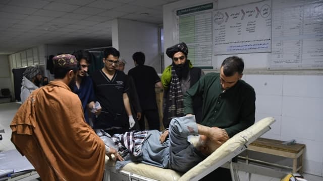 Un hombre herido en un terremoto recibe tratamiento en un hospital de Mazar-e-Sharif, Afganistán, el 3 de noviembre de 2025. (EFE/NAJIB FARYAD)